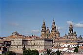 Santiago di Compostela, Galizia Spagna - Panorama con la cattedrale che si alza su gli altri edifici. 